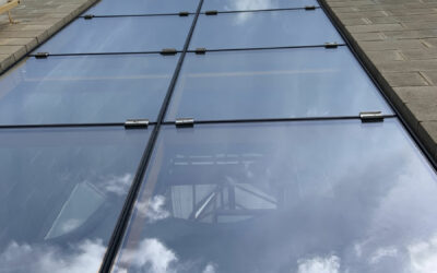 CERRAMIENTO VERTICAL EXTERIOR PARA EDIFICIO CON CRISTALES REFORZADOS