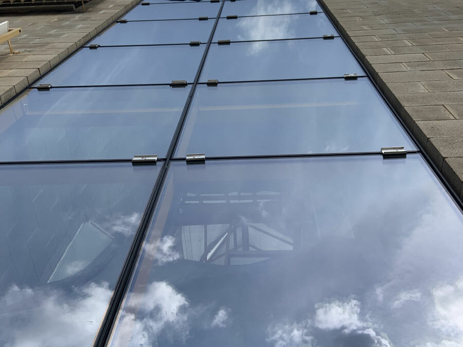 CERRAMIENTO VERTICAL EXTERIOR PARA EDIFICIO CON CRISTALES REFORZADOS