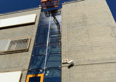 cerramiento vertical para escalera de edificio con cristales reforzados exteriores_2