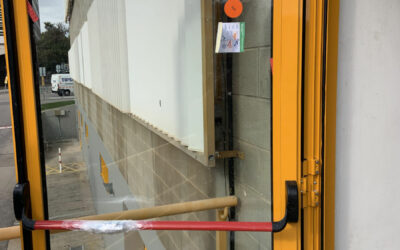 PUERTA DE SALIDA ESCAPE DE EMERGÉNCIA CON VIDRIOS REFORZADOS