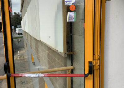 puerta de salida o escape de emergencia al exterior de aluminio con vidrio_1