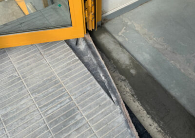 puerta de salida o escape de emergencia al exterior de aluminio con vidrio_2