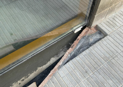 puerta de salida o escape de emergencia al exterior de aluminio con vidrio_3